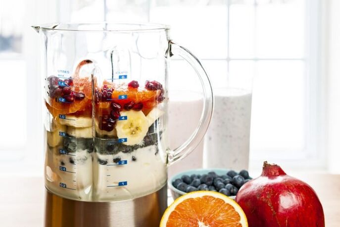 Een bessen-fruitcocktail bereiden om de potentie in korte tijd te vergroten
