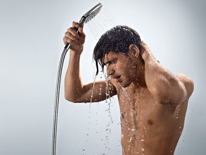 Een contrastdouche accentueert het lichaam van een man perfect en versterkt daardoor de potentie