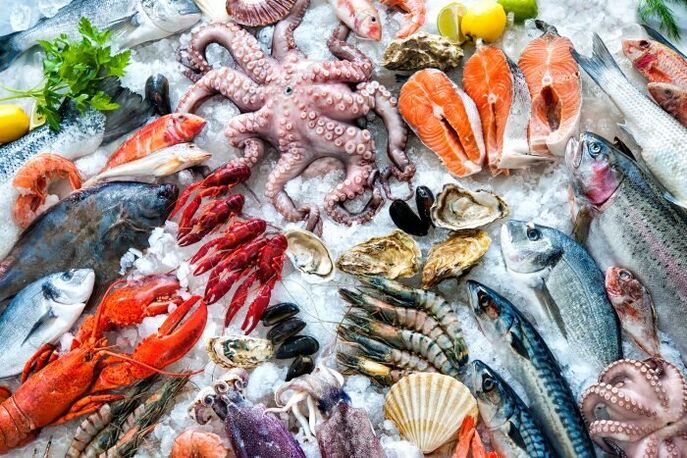 Geassorteerde zeevruchten in het dieet van een man voor de productie van testosteron